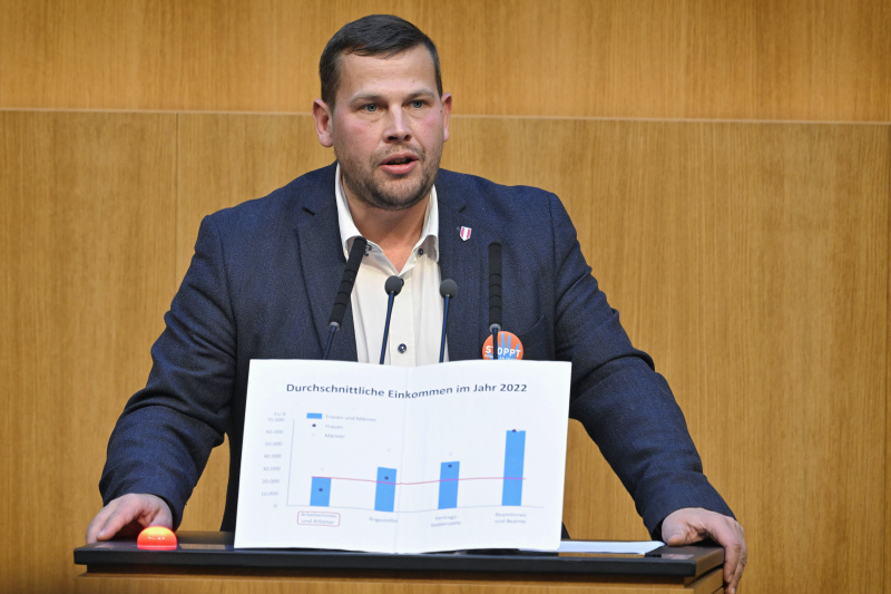 Am Rednerpult: Nationalratsabgeordneter Peter Schmiedlechner (FPÖ)