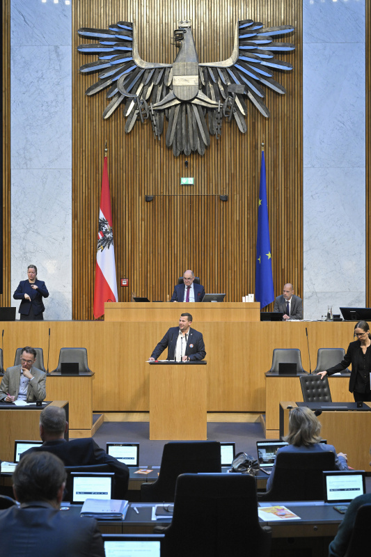 Am Rednerpult: Nationalratsabgeordneter Peter Schmiedlechner (FPÖ). Blick Richtung Sitzungsteilnehmer:innen