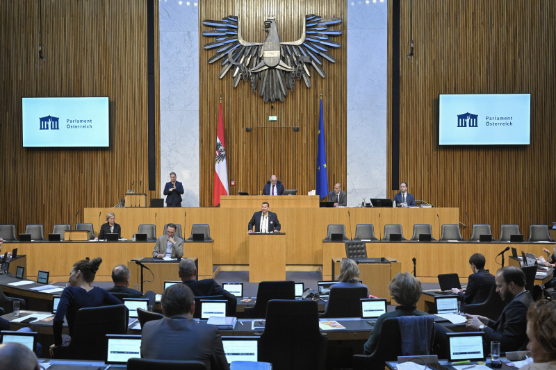 Am Rednerpult: Nationalratsabgeordneter Peter Schmiedlechner (FPÖ). Blick Richtung Sitzungsteilnehmer:innen