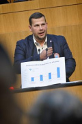 Am Rednerpult: Nationalratsabgeordneter Peter Schmiedlechner (FPÖ)
