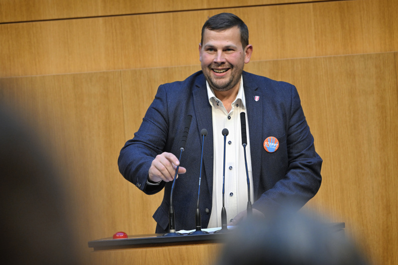 Am Rednerpult: Nationalratsabgeordneter Peter Schmiedlechner (FPÖ)