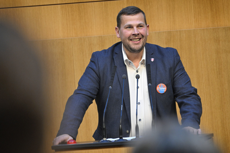 Am Rednerpult: Nationalratsabgeordneter Peter Schmiedlechner (FPÖ)