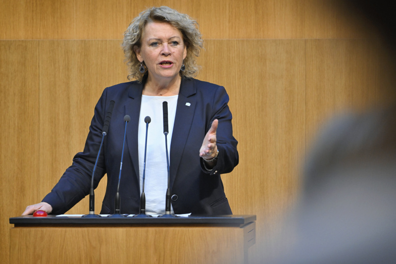 Am Rednerpult: Nationalratsabgeordnete Gertraud Salzmann (ÖVP)