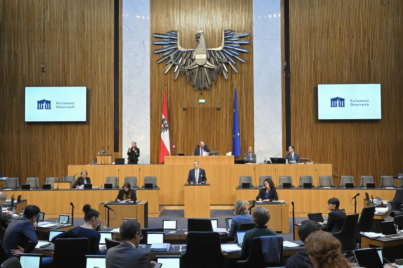 Am Rednerpult: Nationalratsabgeordneter Alois Kainz (FPÖ). Blick Richtung Sitzungsteilnehmer:innen