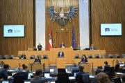Am Rednerpult: Nationalratsabgeordneter Alois Kainz (FPÖ). Blick Richtung Sitzungsteilnehmer:innen