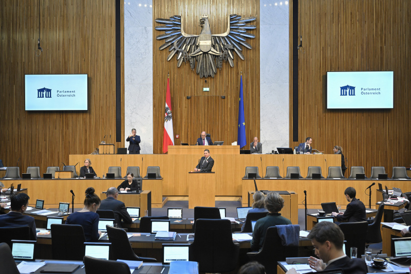 Am Rednerpult: Nationalratsabgeordneter Andreas Kühberger (ÖVP). Blick Richtung Sitzungsteilnehmer:innen