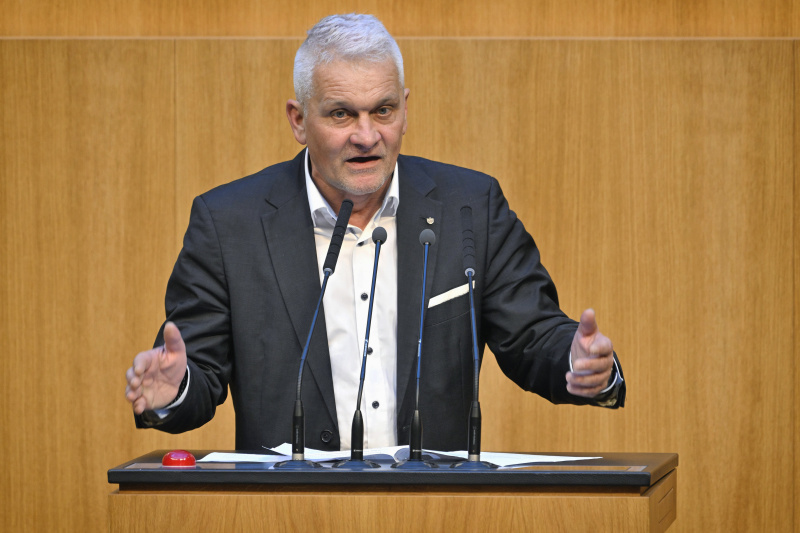 Am Rednerpult: Nationalratsabgeordneter Christian Lausch (FPÖ)