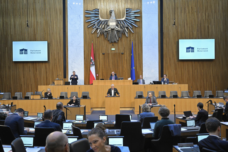 Am Rednerpult: Nationalratsabgeordneter Christian Lausch (FPÖ). Blick Richtung Sitzungsteilnehmer:innen