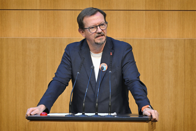 Am Rednerpult: Nationalratsabgeordneter Rudolf Silvan (SPÖ)