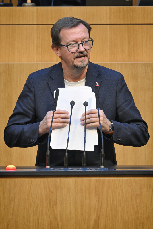 Am Rednerpult: Nationalratsabgeordneter Rudolf Silvan (SPÖ)