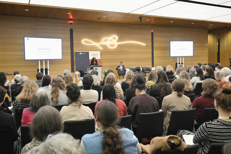 Vortrag. Chair in Global Politics University of Manchester Toni Haastrup. Blick Richtung Veranstaltungsteilnehmer:innen