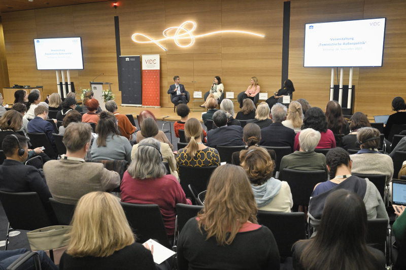 Podiumsdiskussion. Von links: Markus Müller-Schinwald, Außenministerin a.D. Schwedens Ann Linde, Co-CEO Centre for Feminist Foreign Policy Kristina Lunz, Chair in Global Politics University of Manchester Toni Haastrup