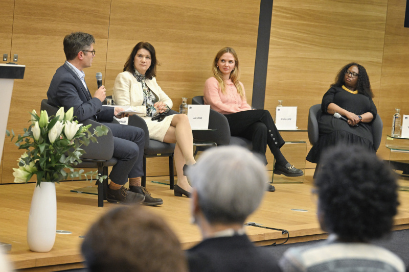 Podiumsdiskussion. Von links: Markus Müller-Schinwald, Außenministerin a.D. Schwedens Ann Linde, Co-CEO Centre for Feminist Foreign Policy Kristina Lunz, Chair in Global Politics University of Manchester Toni Haastrup