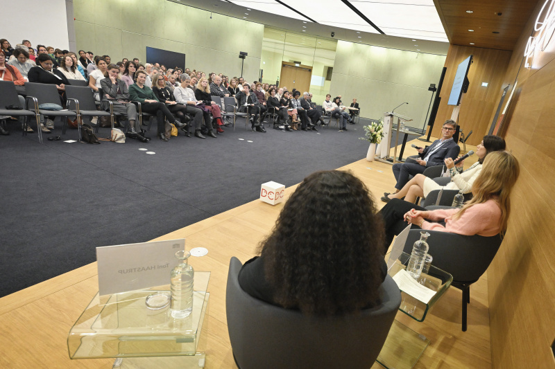 Podiumsdiskussion. Blick Richtung Veranstaltungsteilnehmer:innen