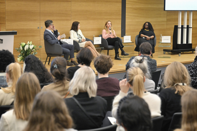 Podiumsdiskussion. Von links: Markus Müller-Schinwald, Außenministerin a.D. Schwedens Ann Linde, Co-CEO Centre for Feminist Foreign Policy Kristina Lunz, Chair in Global Politics University of Manchester Toni Haastrup