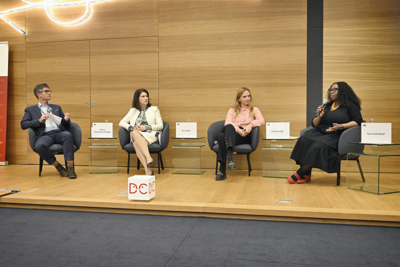 Podiumsdiskussion. Von links: Markus Müller-Schinwald, Außenministerin a.D. Schwedens Ann Linde, Co-CEO Centre for Feminist Foreign Policy Kristina Lunz, Chair in Global Politics University of Manchester Toni Haastrup