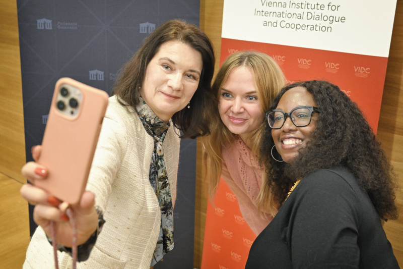 Von links: Außenministerin a.D. Schwedens Ann Linde, Co-CEO Centre for Feminist Foreign Policy Kristina Lunz, Chair in Global Politics University of Manchester Toni Haastrup