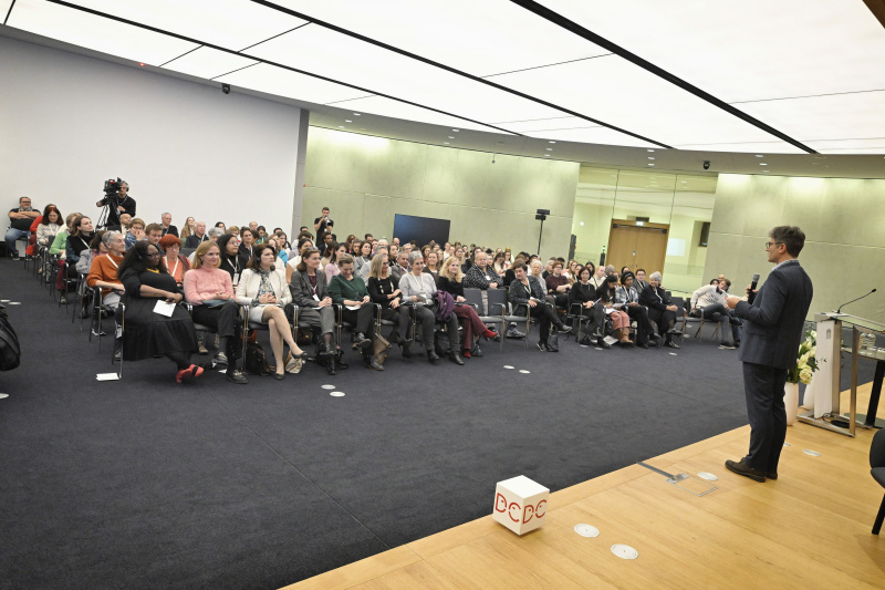 Moderation. Markus Müller-Schinwald. Blick Richtung Veranstaltungsteilnehmer:innen