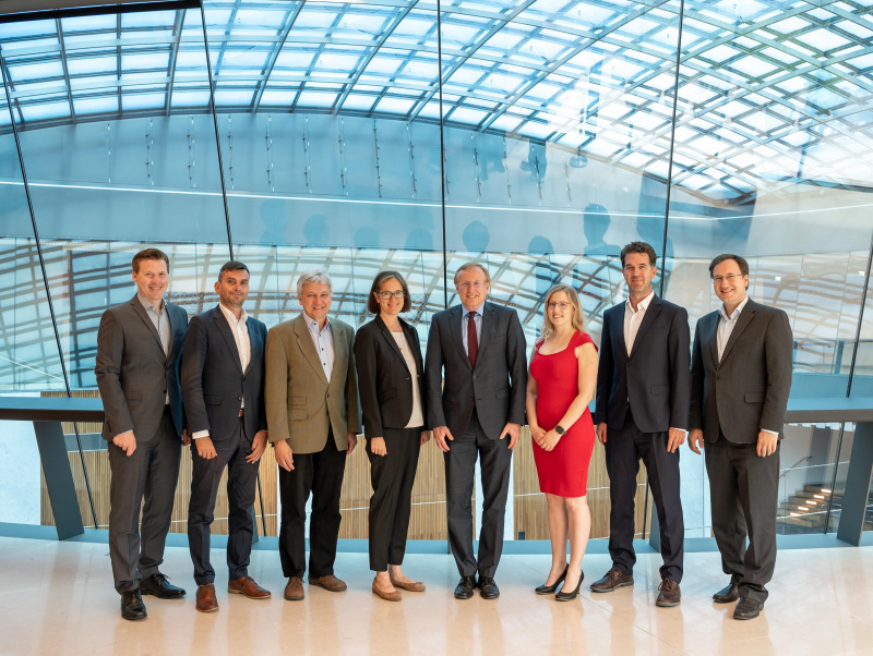 Mitarbeiter:innen des Budgetdienstes. Gruppenfoto im Plenarium