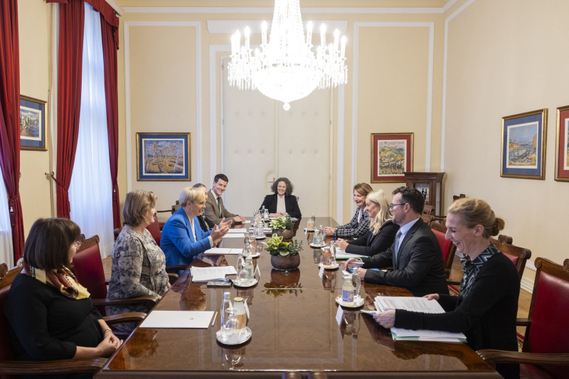 Arbeitsgespräch. Rechte Tischhälfte: Bundesratspräsidentin Claudia Arpa (SPÖ) (3. von rechts). Linke Tischhälfte: Präsidentin der Republik Slowenien Nataša Pirc Musar (3. von links)