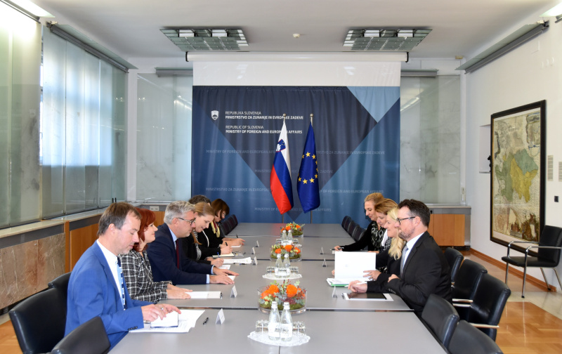 Rechte Tischhälfte: Bundesratspräsidentin Claudia Arpa (SPÖ) (2. von rechts). Linke Tischälfte: Staatssekretär Marko Štucin (3. von links)