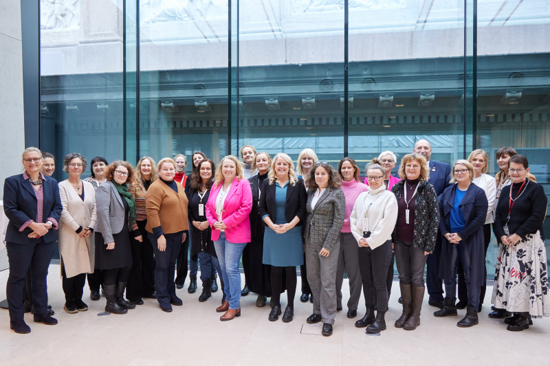 Gruppenfoto mit den Veranstaltungsteilnehmner:innen