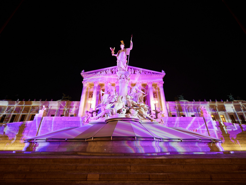 Fassadenbeleuchtung des Parlaments in Violett