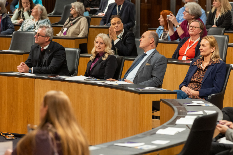 Blick Richtung Veranstaltungsteilnehmer:innen