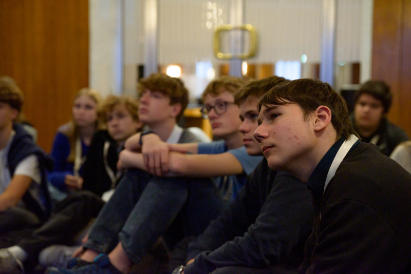 Schüler:innen bei der Führung durch das Parlamentsgebäude