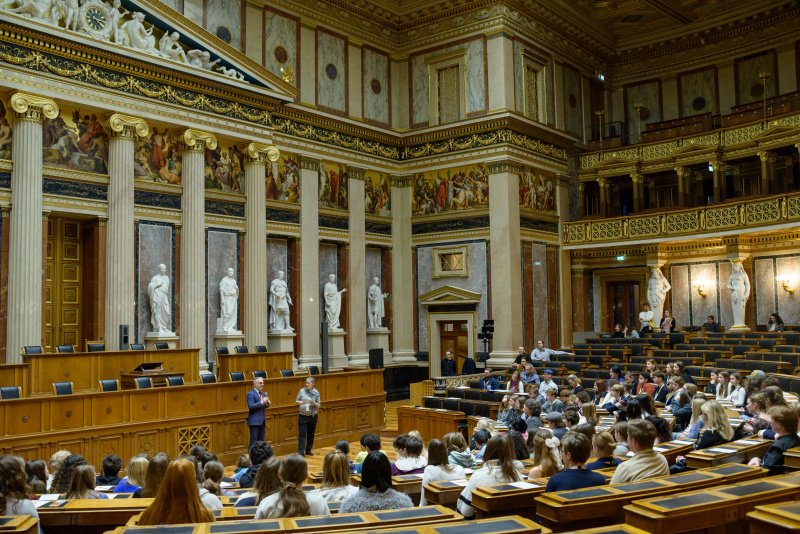 Schüler:innen bei der Projektarbeit