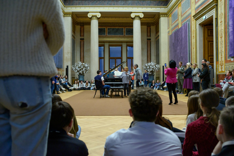 Klavierkonzert im Empfangssalon als Auftakt des Jugendparlaments
