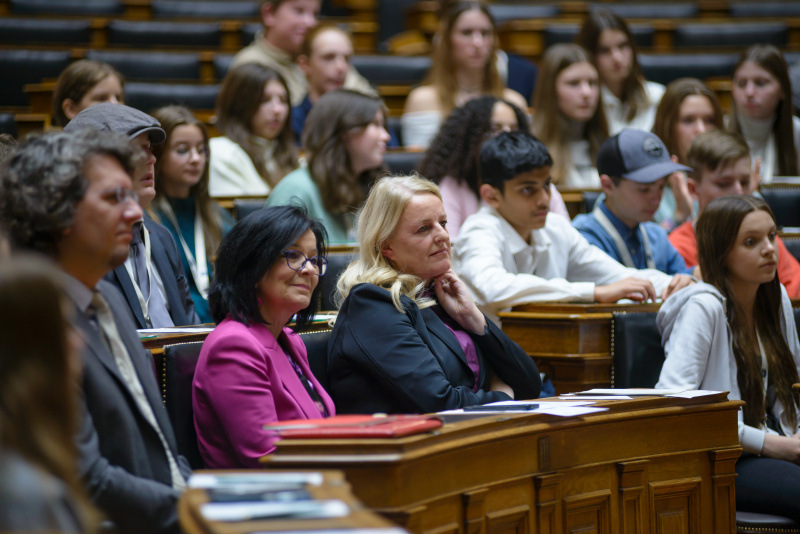 Bundesratspräsidentin Claudia Arpa (SPÖ) (Mitte rechts) und Bundesratsvizepräsidentin Margit Göll (ÖVP) (Mitte links) zwischen Schüler:innen