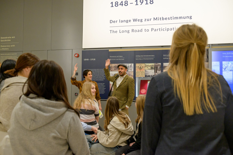 Schüler:innen bei der Führung durch das Parlamentsgebäude