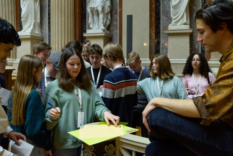 Schüler:innen bei Projektarbeit