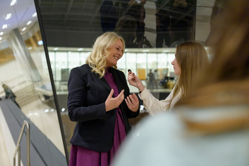 Bundesratspräsidentin Claudia Arpa (SPÖ) im Interview mit Schülerin