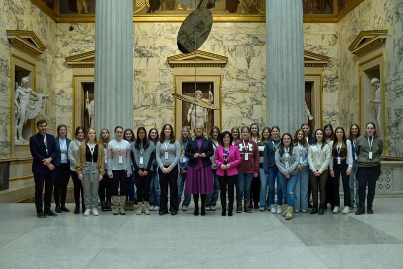 Gruppenfoto. Bundesratspräsidentin Claudia Arpa (SPÖ) (Mitte links) und Bundesratsvizepräsidentin Margit Göll (ÖVP) (Mitte rechts) mit Schüler:innen