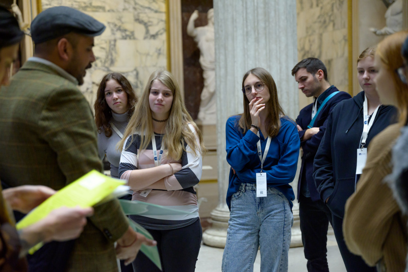 Schüler:innen bei der Führung durch das Parlamentsgebäude
