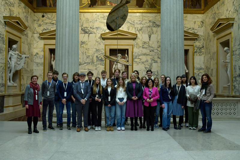 Gruppenfoto. Bundesratspräsidentin Claudia Arpa (SPÖ) (Mitte links) und Bundesratsvizepräsidentin Margit Göll (ÖVP) (Mitte rechts) mit Schüler:innen