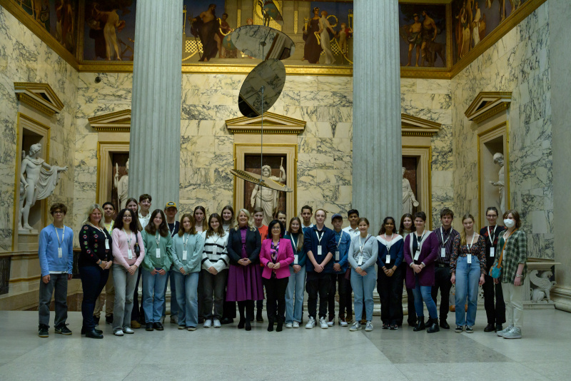 Gruppenfoto. Bundesratspräsidentin Claudia Arpa (SPÖ) (Mitte links) und Bundesratsvizepräsidentin Margit Göll (ÖVP) (Mitte rechts) mit Schüler:innen