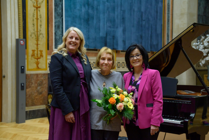 Gruppenfoto. Von links: Bundesratspräsidentin Claudia Arpa (SPÖ), Konzertpianistin Dorothea Hermann und Bundesratsvizepräsidentin Margit Göll (ÖVP)