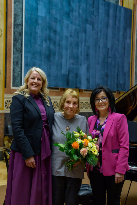 Gruppenfoto. Von links: Bundesratspräsidentin Claudia Arpa (SPÖ), Konzertpianistin Dorothea Hermann und Bundesratsvizepräsidentin Margit Göll (ÖVP)