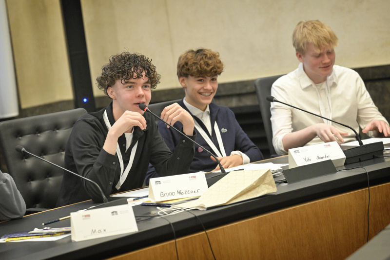 Schüler:innen bei einer Klubsitzung