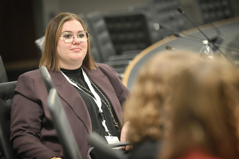 Nationalratsabgeordnete Carina Reiter (ÖVP) mit Schüler:innen bei einer Klubsitzung