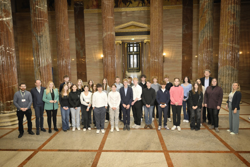 Gruppenfoto mit den Parlamentarier:innen