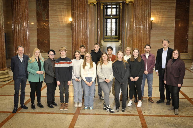 Gruppenfoto mit den Parlamentarier:innen