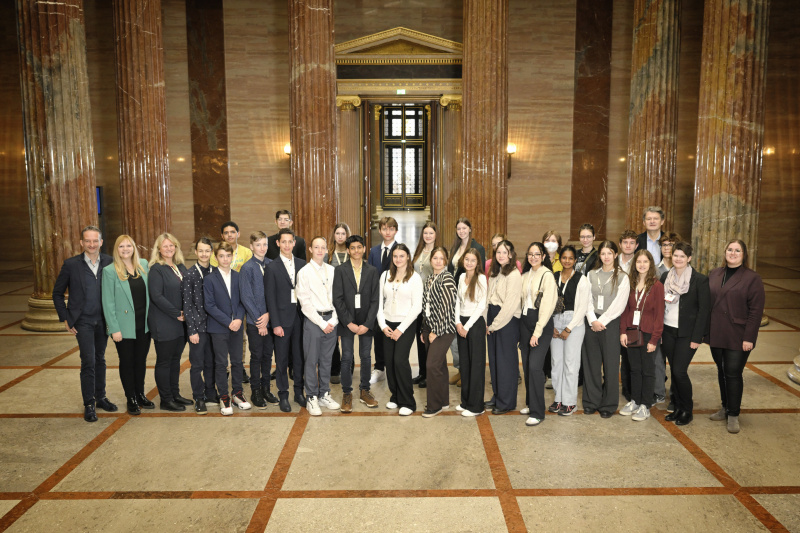 Gruppenfoto mit den Parlamentarier:innen