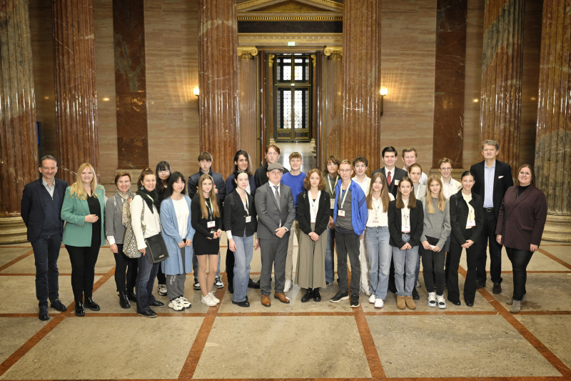 Gruppenfoto mit den Parlamentarier:innen