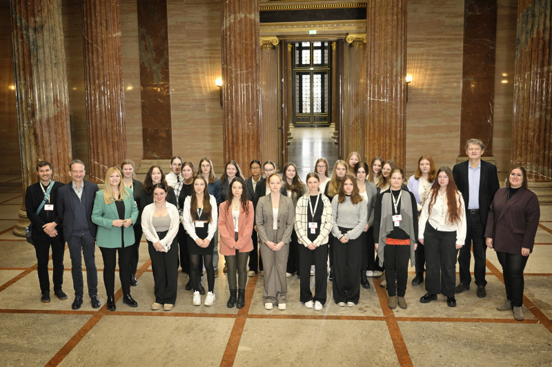 Gruppenfoto mit den Parlamentarier:innen