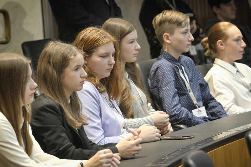 Schüler:innen im Nationalratssaal