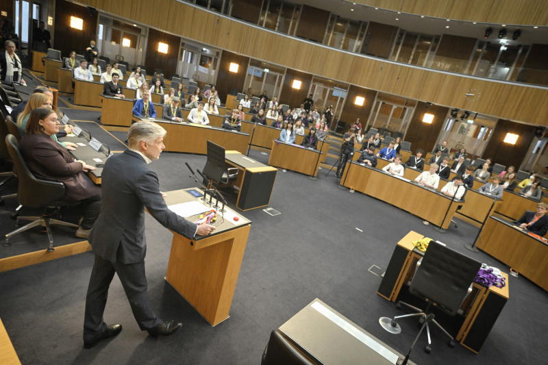 Begrüßung. Am Rednerpult Parlamentsdirektor Harald Dossi